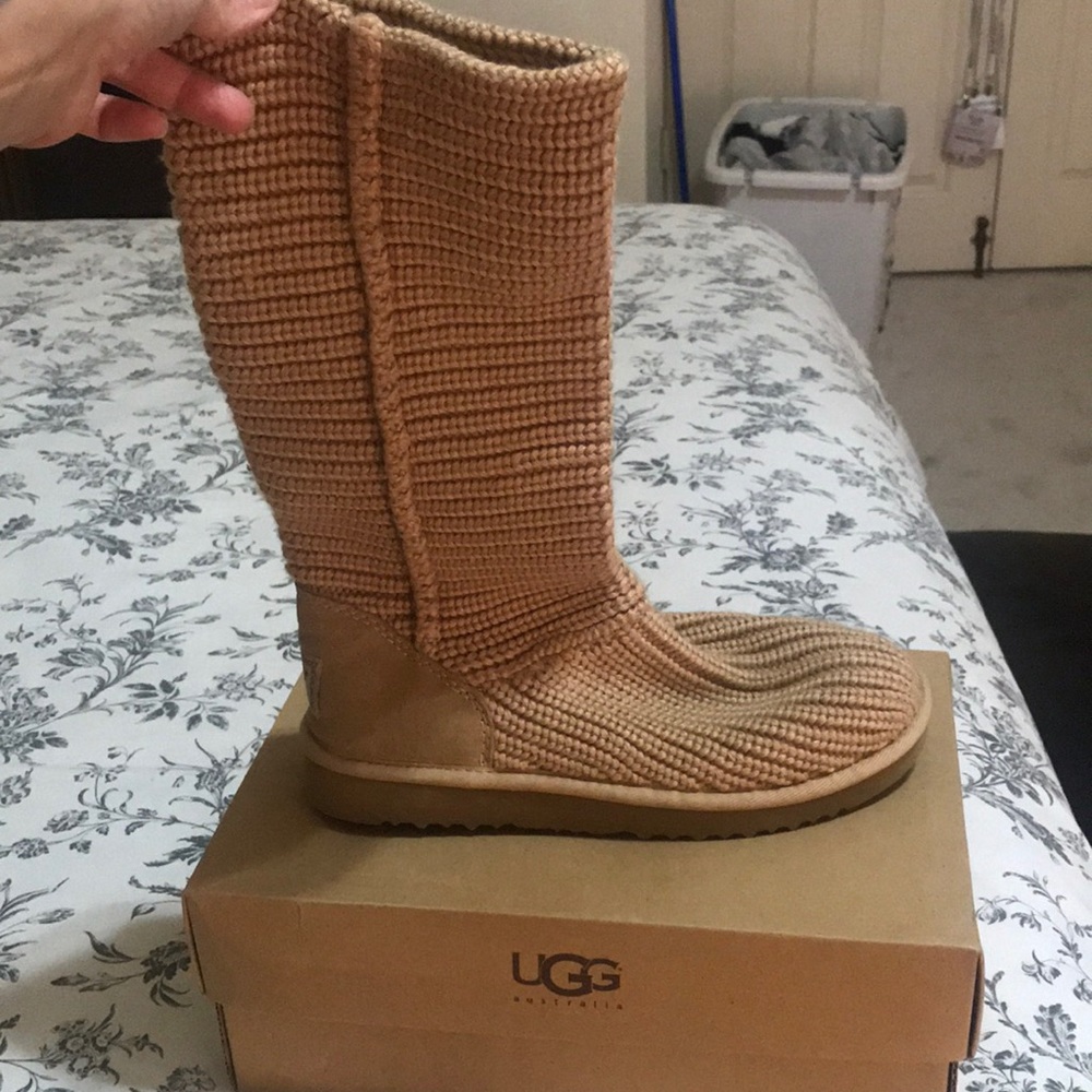Ugg size 8 classic crochet boot in box never worn